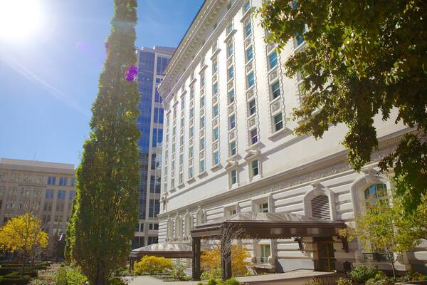 Joseph Smithin muistorakennus joka esittÀÀ muistomerkki, kaupunki ja vanha arkkitehtuuri