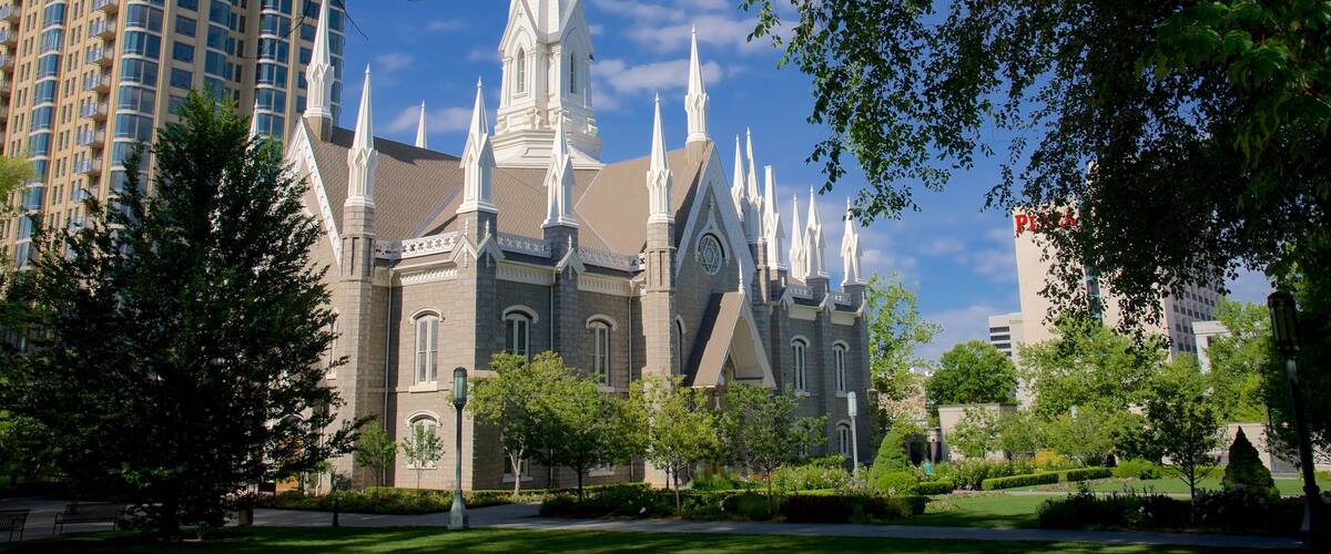 Salt Lake Assembly Hall caracterizando arquitetura de patrimônio, um jardim e uma igreja ou catedral