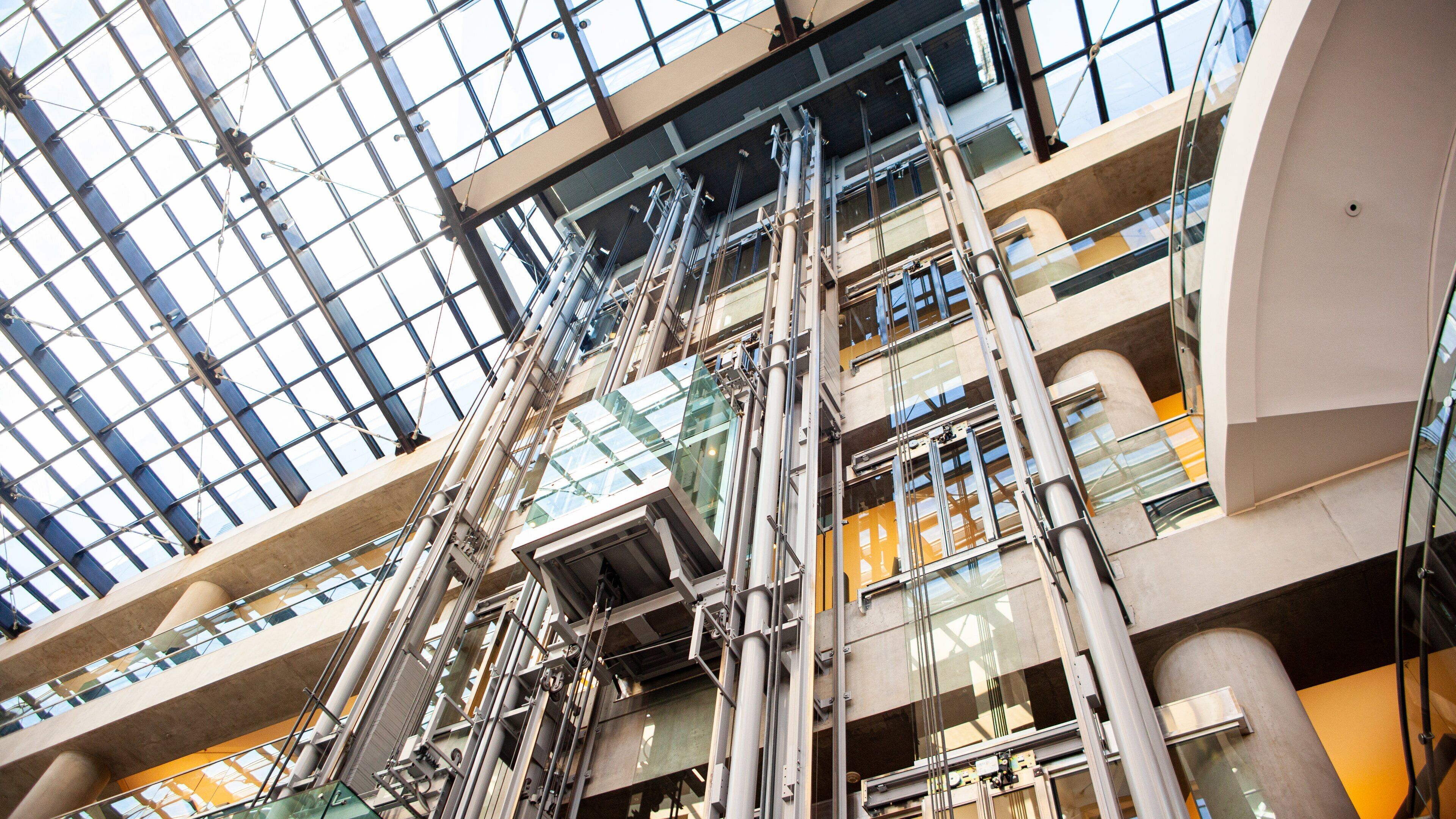 Een modern gebouw met een glazen dak en een metalen structuur.