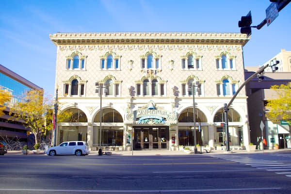 Capitol Theater og byder på teaterliv, gadeliv og en by