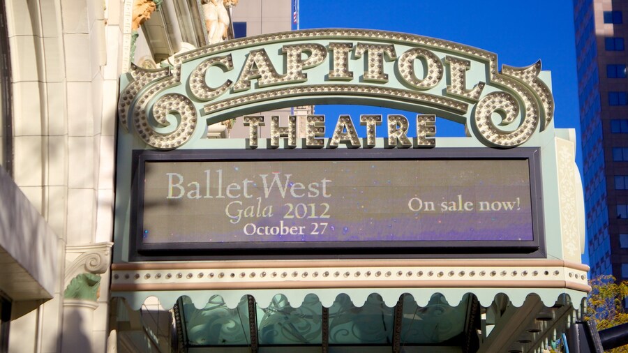 Capitol Theater que incluye arte escénica, una ciudad y señalización