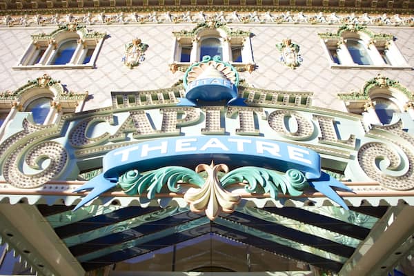 Capitol Theater ofreciendo señalización y escenas de teatro