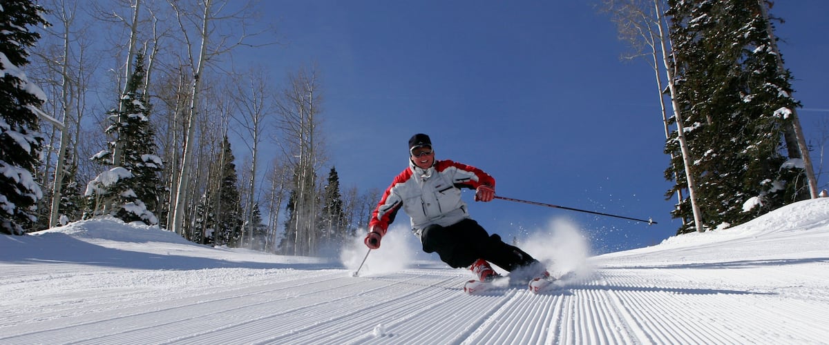 Park City Mountain Resort que inclui esqui na neve, montanhas e um jardim