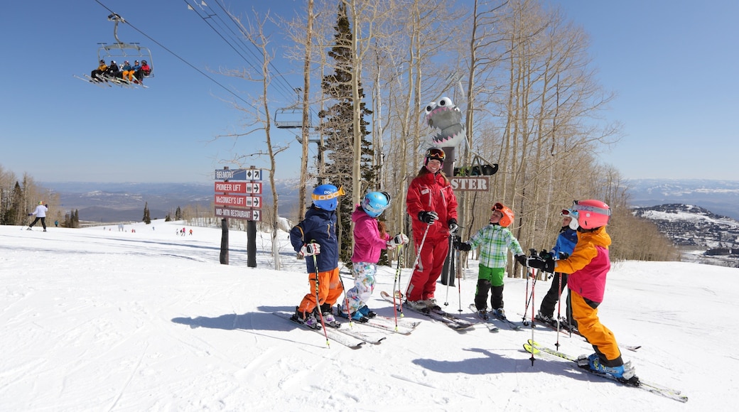 Park City Mountain Resort showing snow, a gondola and snow skiing