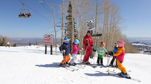 Park City Mountain Resort som omfatter sne, skiløb og en kabinelift