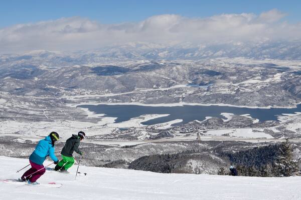 Deer Valley Resort joka esittää vuoret, hiihto ja lunta