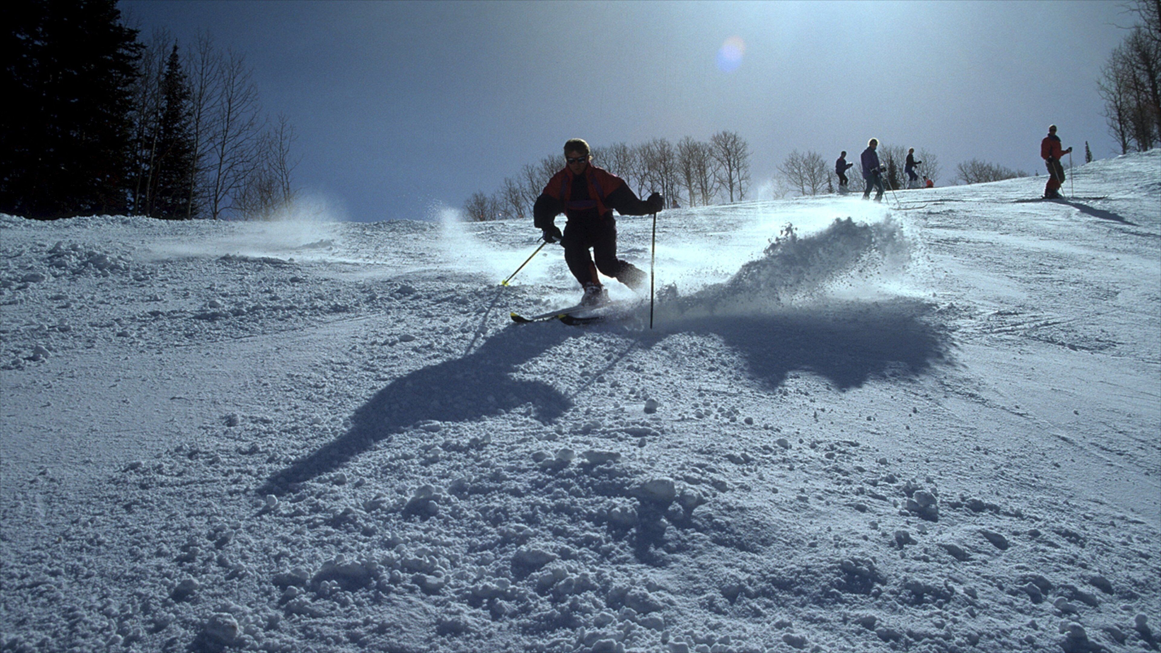 Deer Valley Resort fasiliteter samt snø og skikjøring i tillegg til en mann