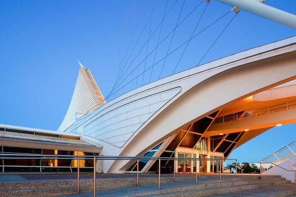 Milwaukee Art Museum som viser natteliv og moderne arkitektur
