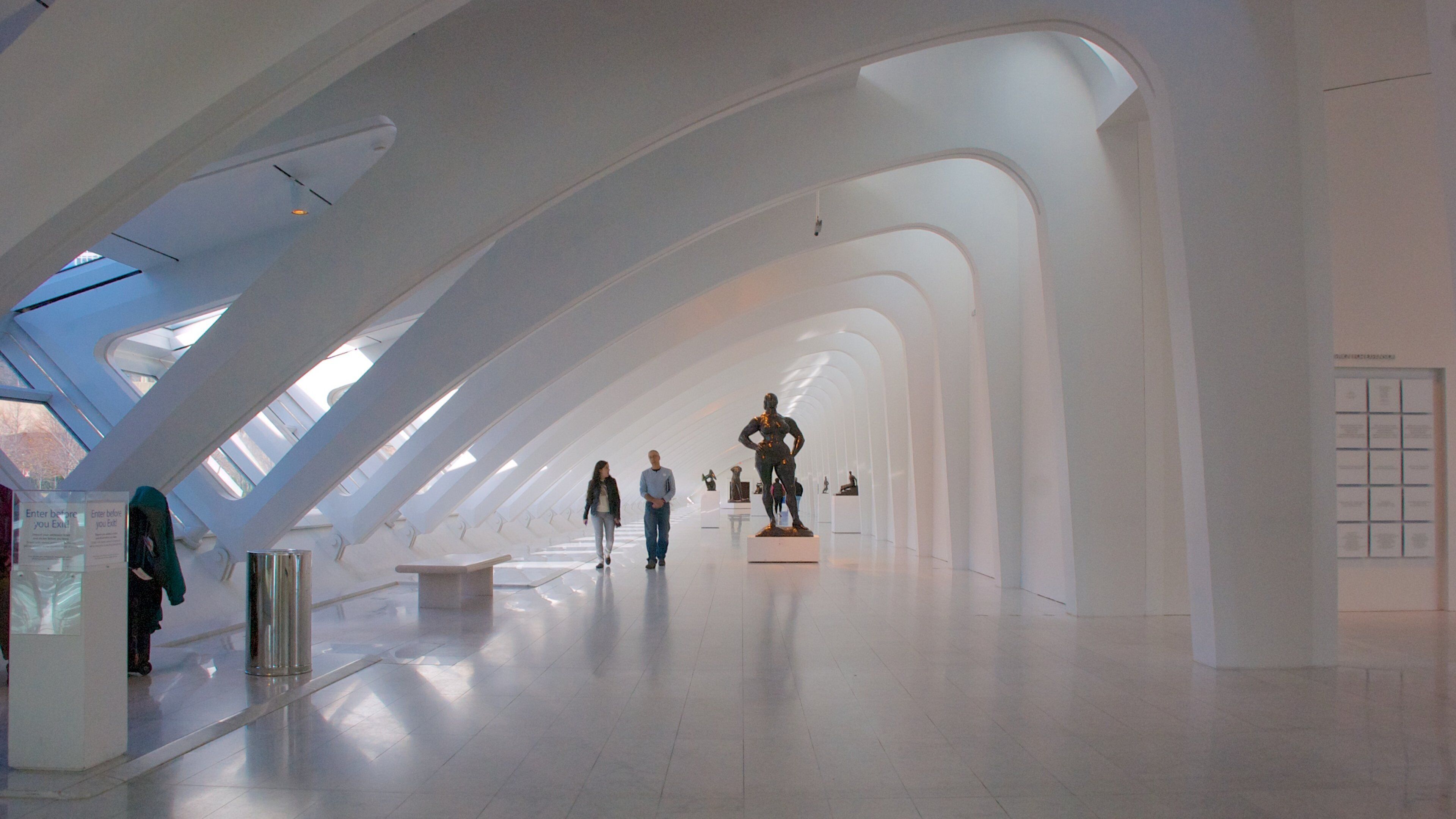 Milwaukee Art Museum que incluye arte y vistas de interior
