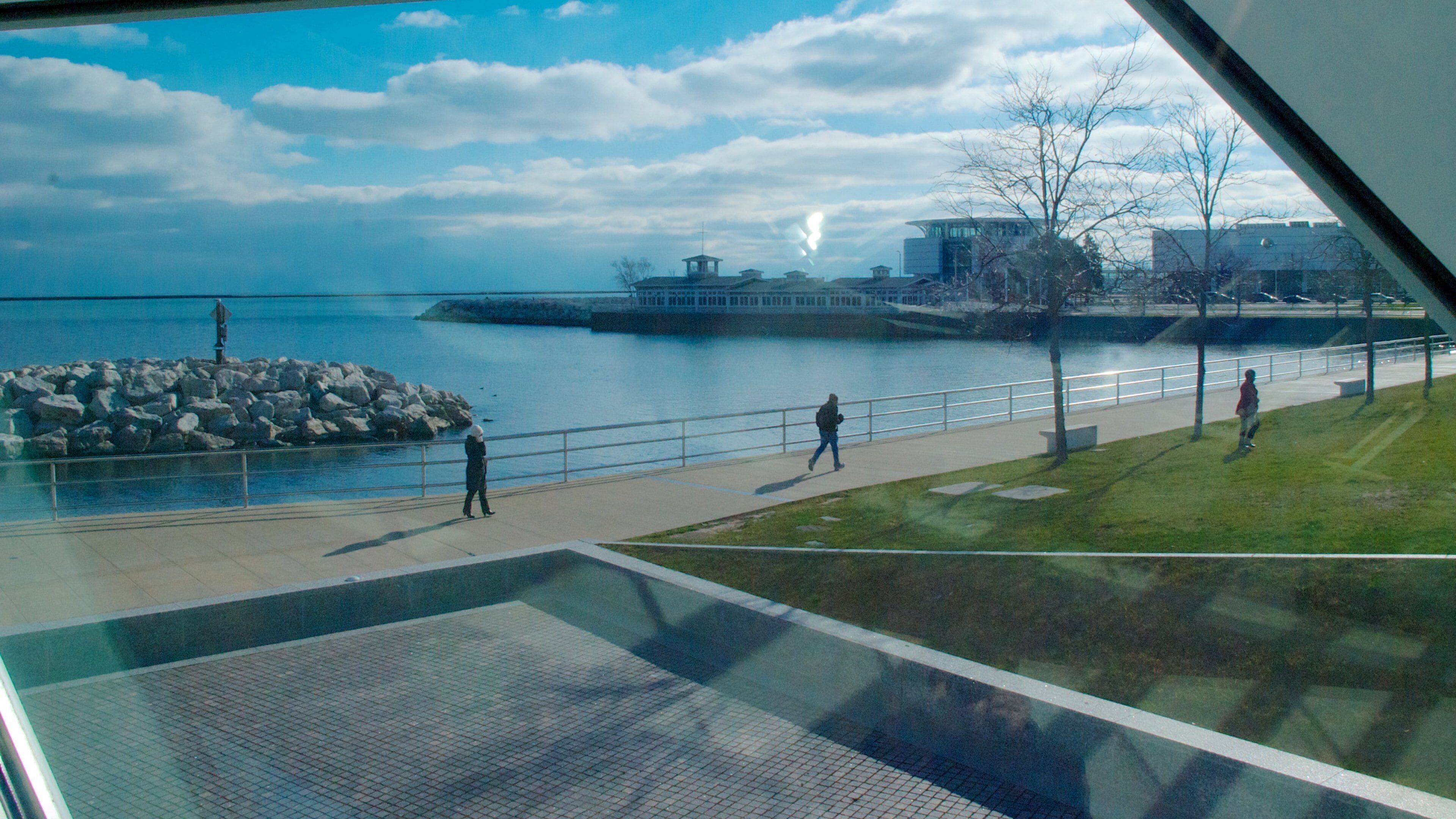 Milwaukee Art Museum which includes art and general coastal views