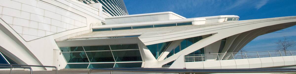 Milwaukee Art Museum which includes modern architecture