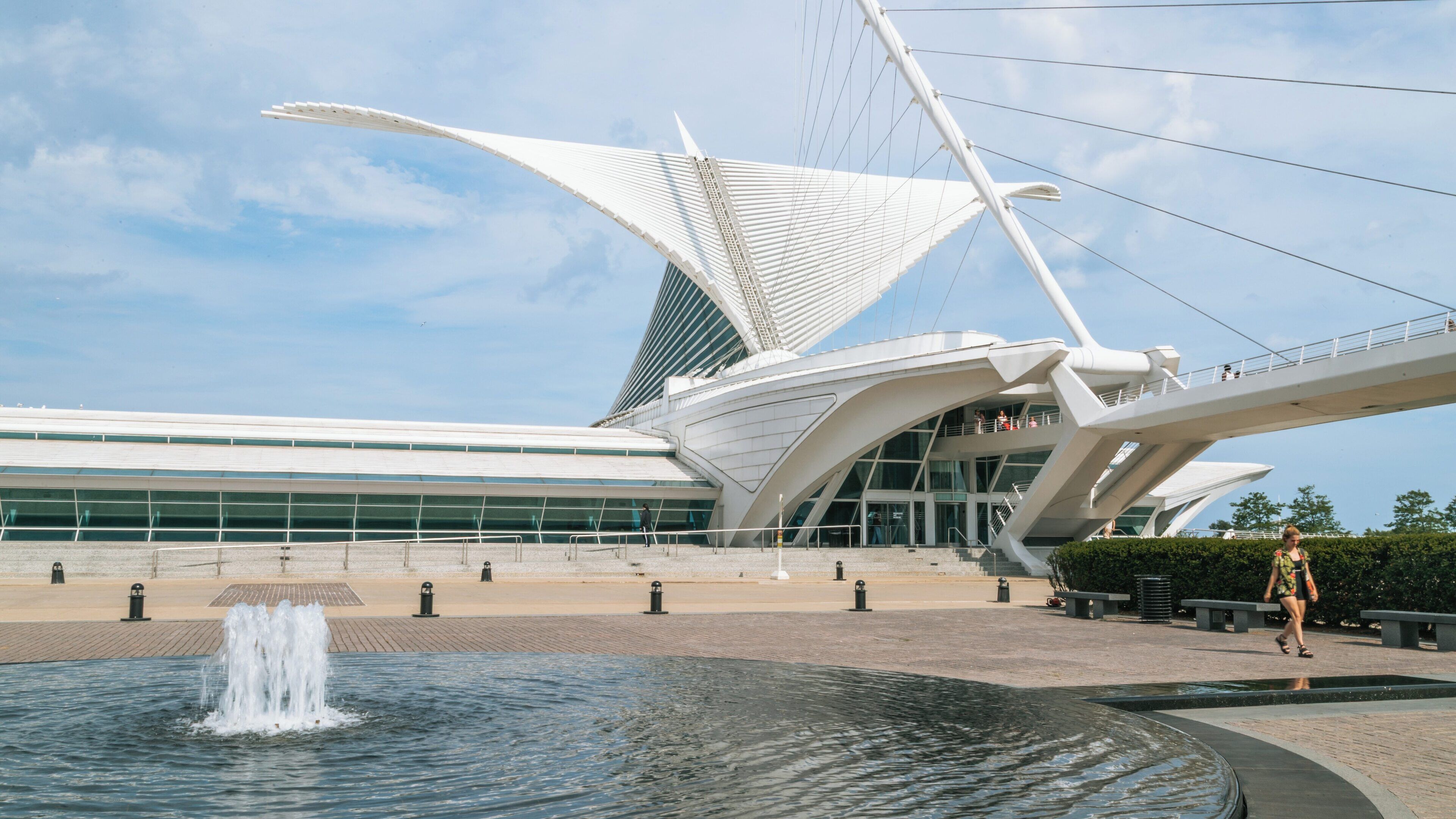 Exploring the architectural marvel of Milwaukee Art Museum near Lake Michigan on a sunny day in Wisconsin