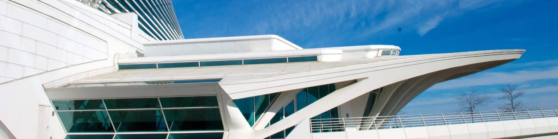 Milwaukee Art Museum featuring art and modern architecture