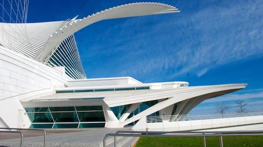Milwaukee Art Museum showing art and modern architecture