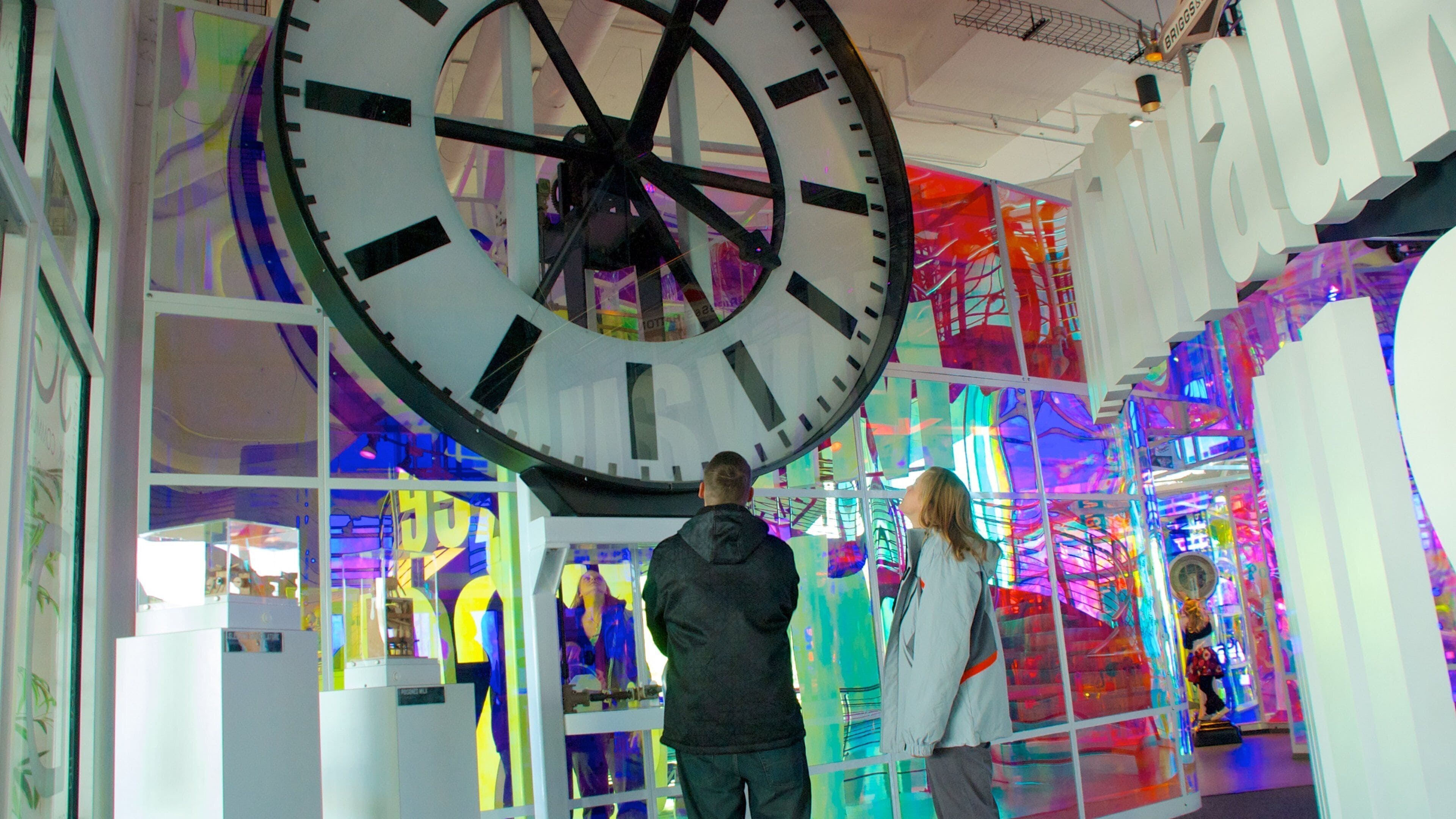 디스커버리 월드 을 특징 실내 전경 뿐만 아니라 커플