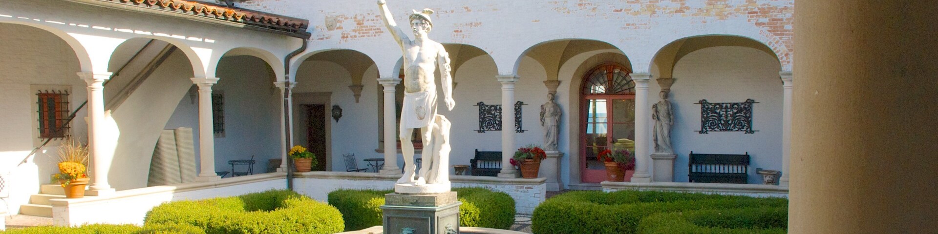 Villa Terrace Decorative Arts Museum que inclui uma estátua ou escultura e arte