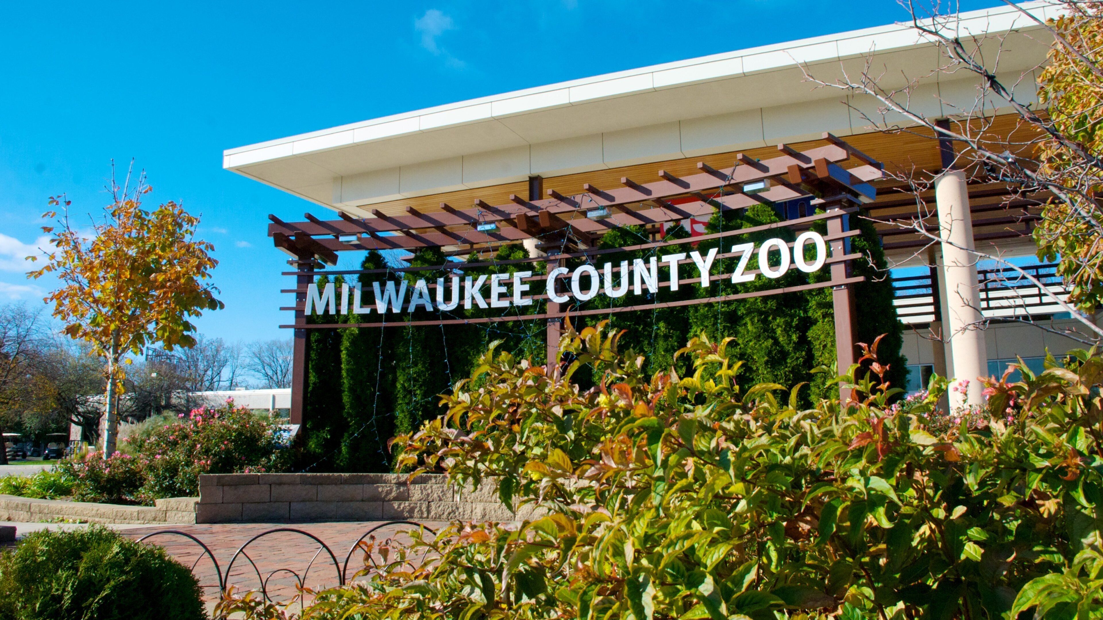 Milwaukee County Zoo showing a park, signage and zoo animals