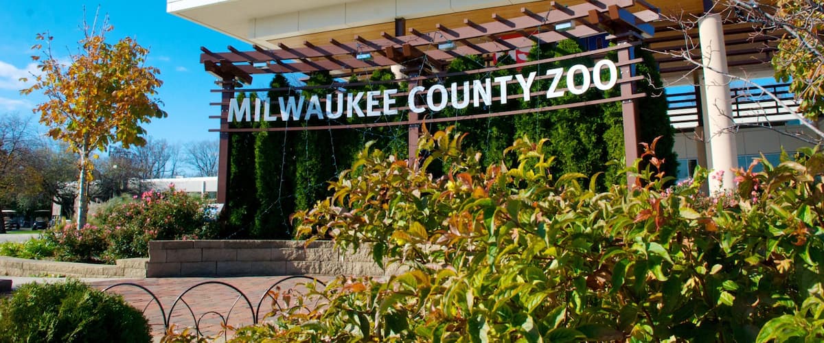 Milwaukee County Zoo showing a park, signage and zoo animals