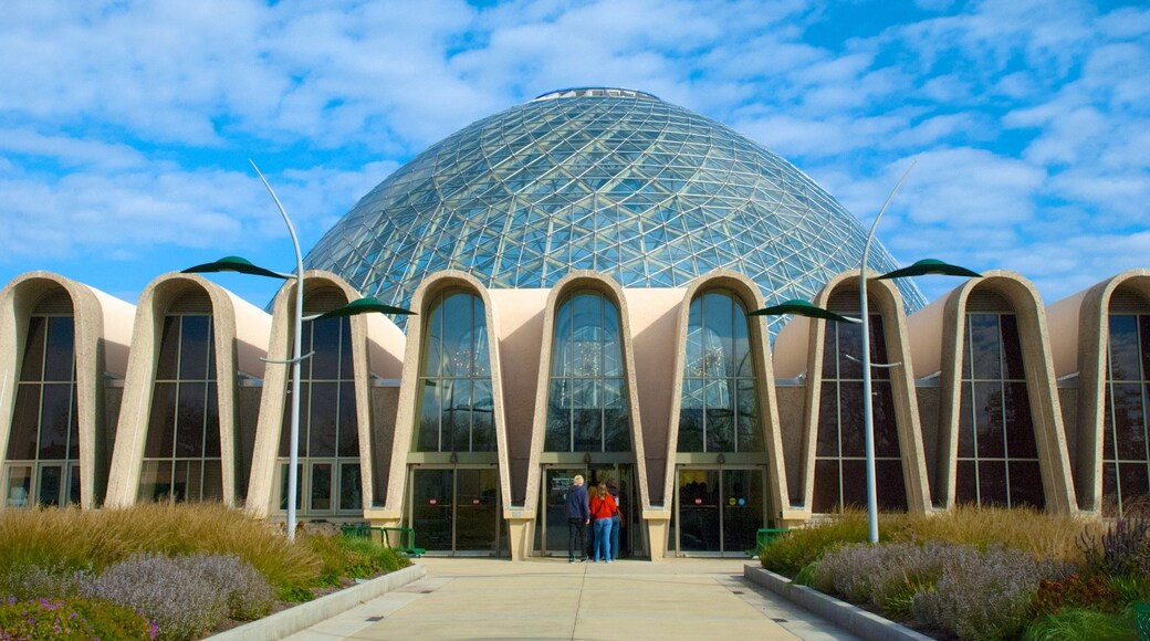 Mitchell Park Horticultural Conservatory som viser en by og moderne arkitektur