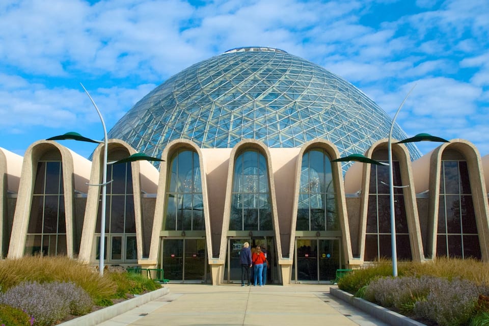 Um edifício moderno com uma grande cúpula e janelas em arco.