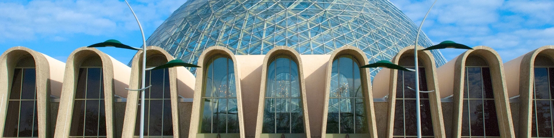 Mitchell Park Horticultural Conservatory caracterizando arquitetura moderna e uma cidade