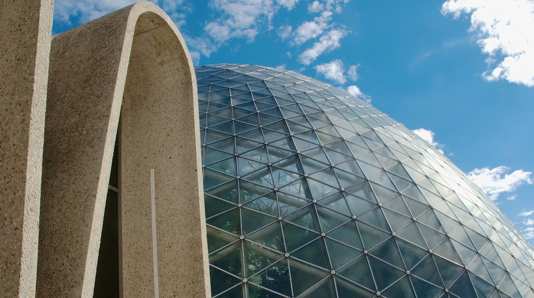 Mitchell Park Horticultural Conservatory showing modern architecture