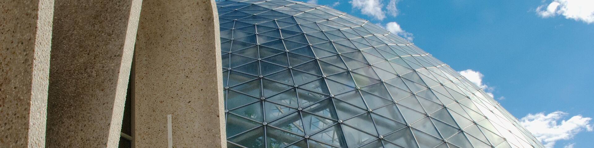 Mitchell Park Horticultural Conservatory showing modern architecture