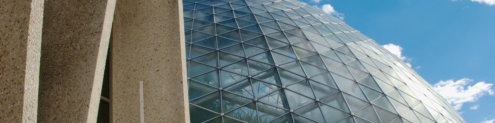 Mitchell Park Horticultural Conservatory showing modern architecture