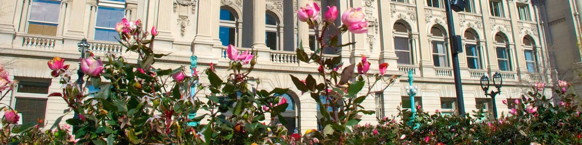 Milwaukee Public Library welches beinhaltet Park, historische Architektur und Blumen