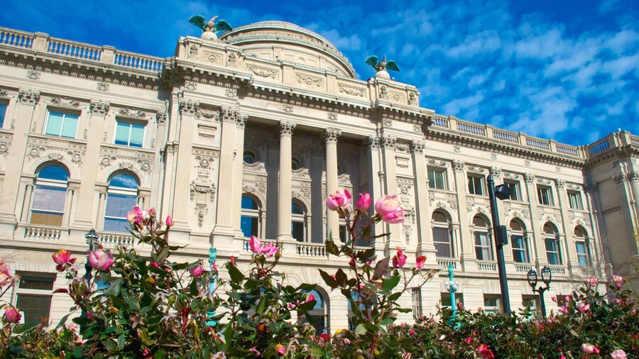 Milwaukee Public Library which includes heritage architecture, flowers and a park