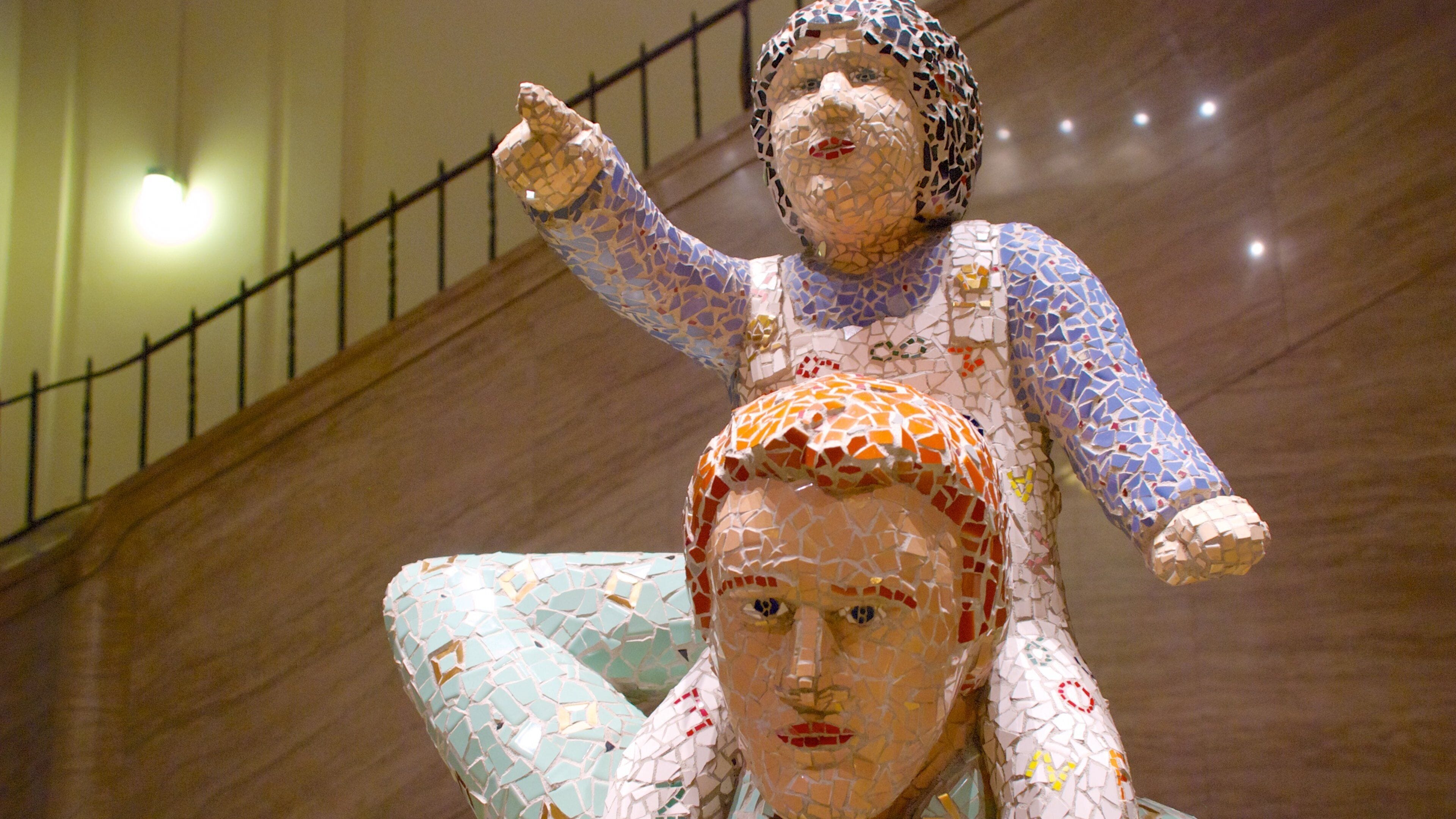 Milwaukee offentlige bibliotek som inkluderer kunst, statue eller skulptur og innendørs