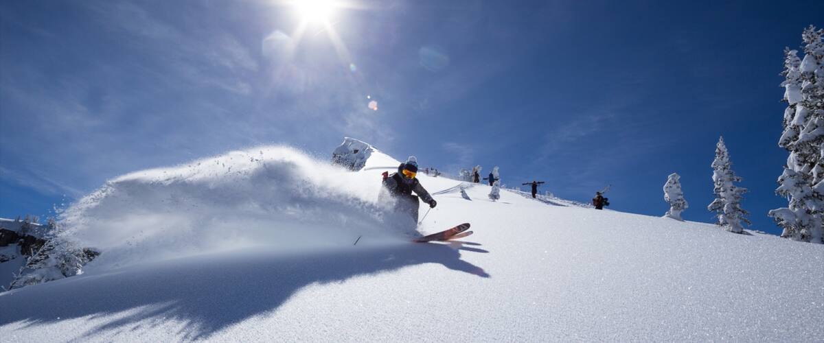 Station de ski Grand Targhee Resort montrant ski et neige aussi bien que homme