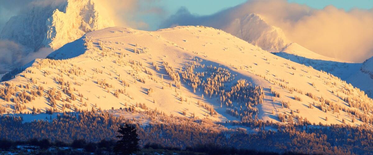 Grand Targhee Resort inclusief een zonsondergang, sneeuw en bergen