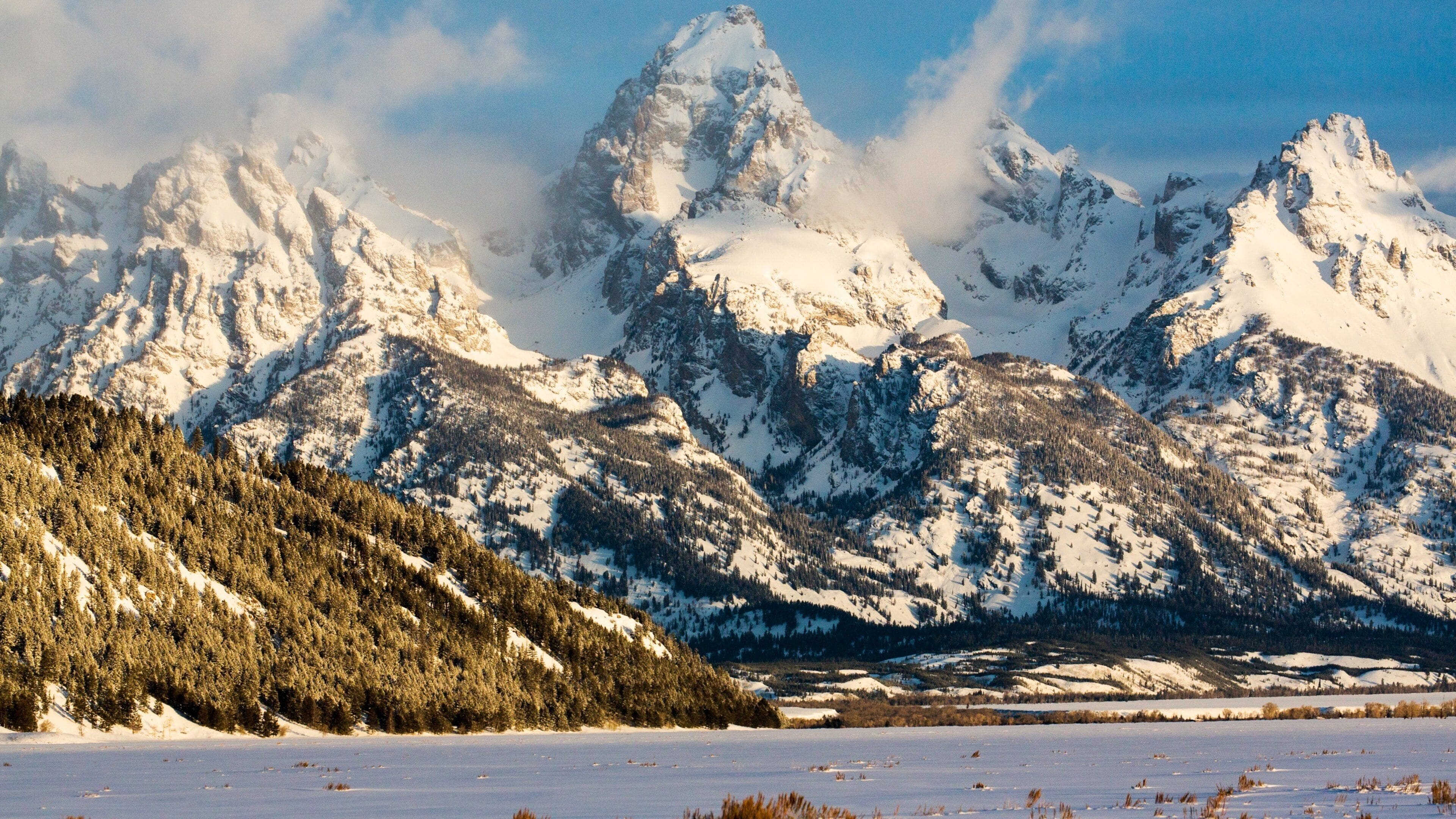 Jackson Hole Mountain Resort showing mountains and snow