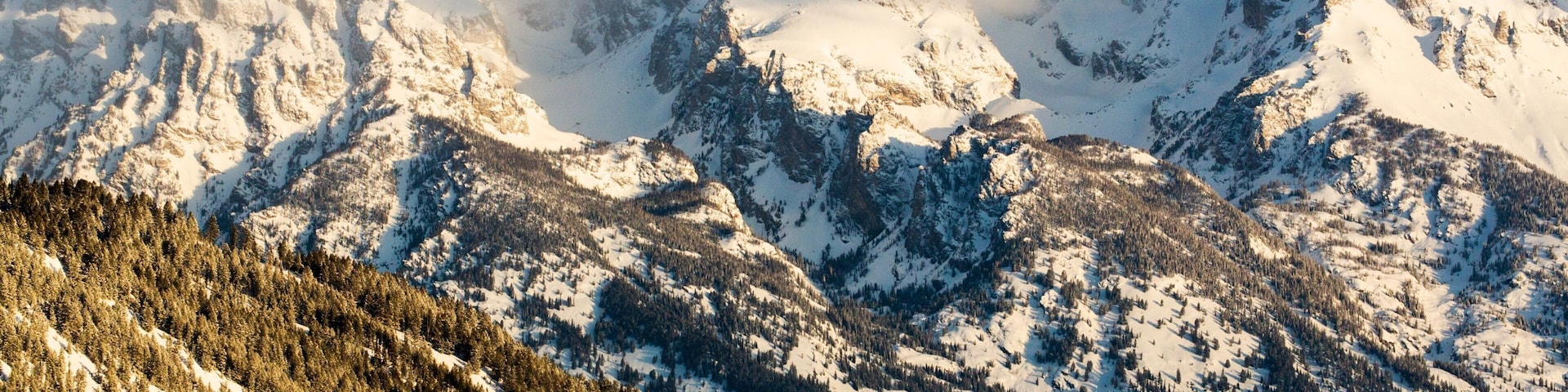 Jackson Hole Mountain Resort showing mountains and snow
