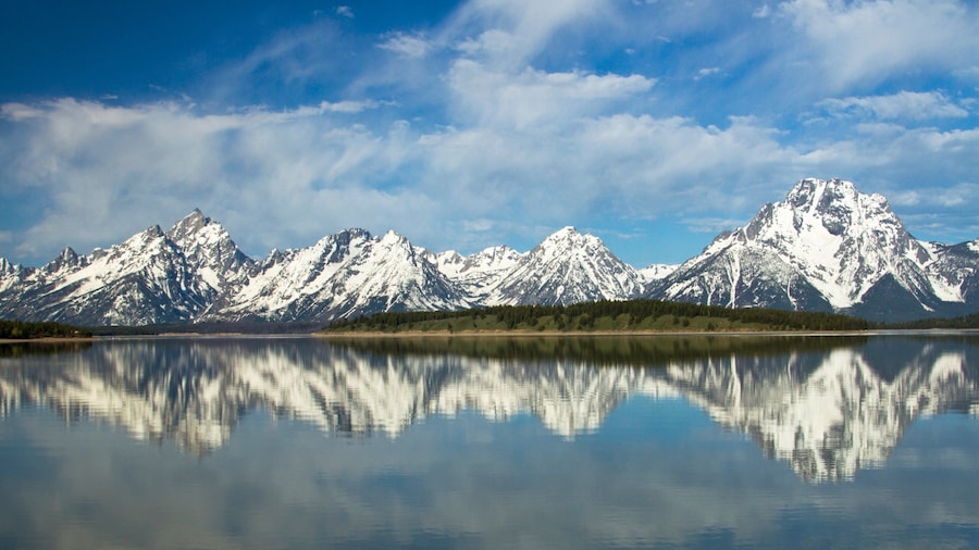 Jackson Hole Mountain Resort showing snow, mountains and a lake or waterhole