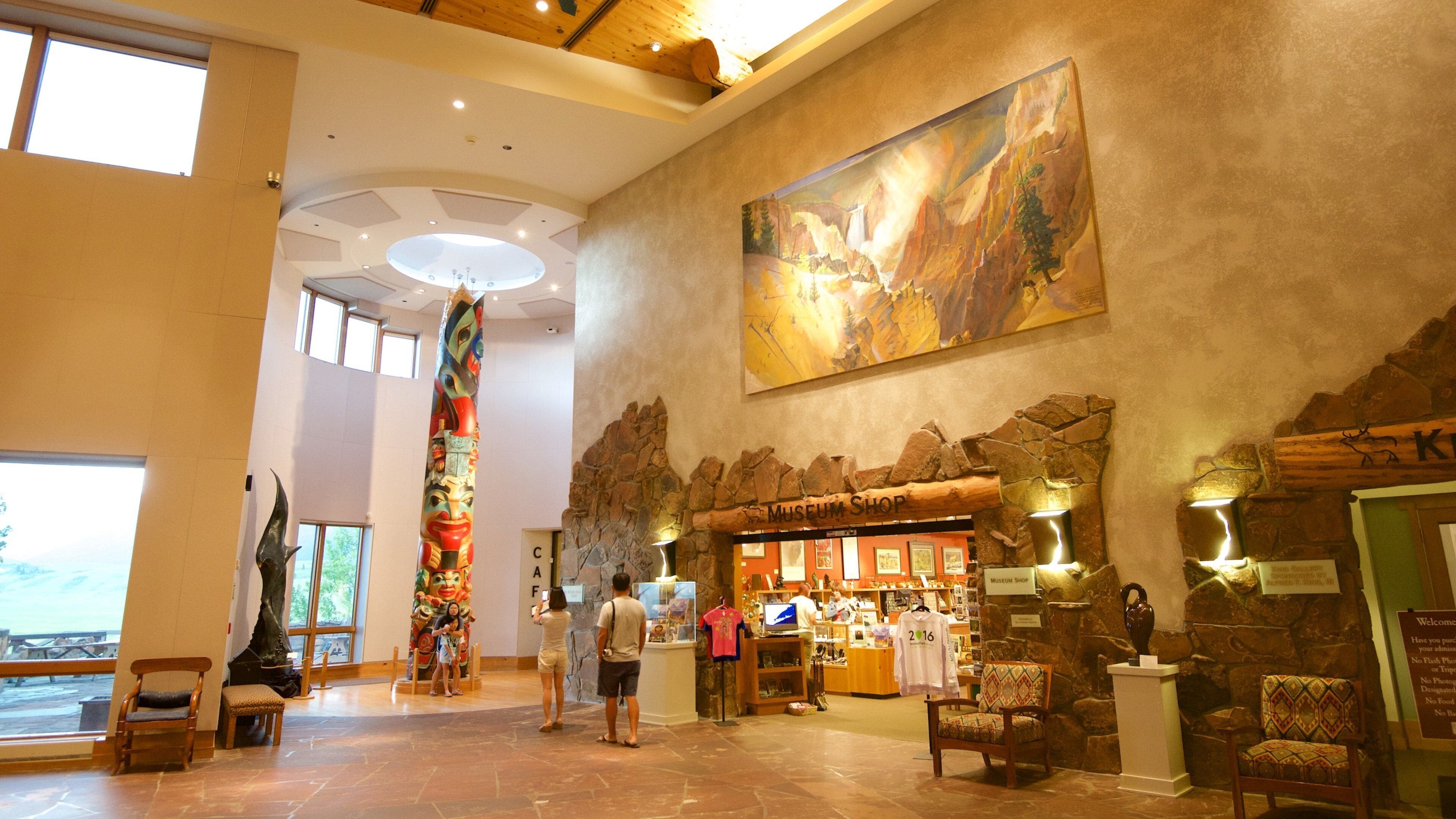 National Wildlife Art Museum mostrando vistas internas e arte