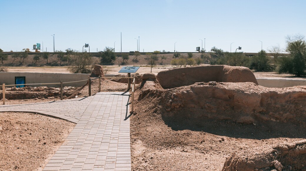 S\'edav Va\'aki Museum which includes a garden and desert views