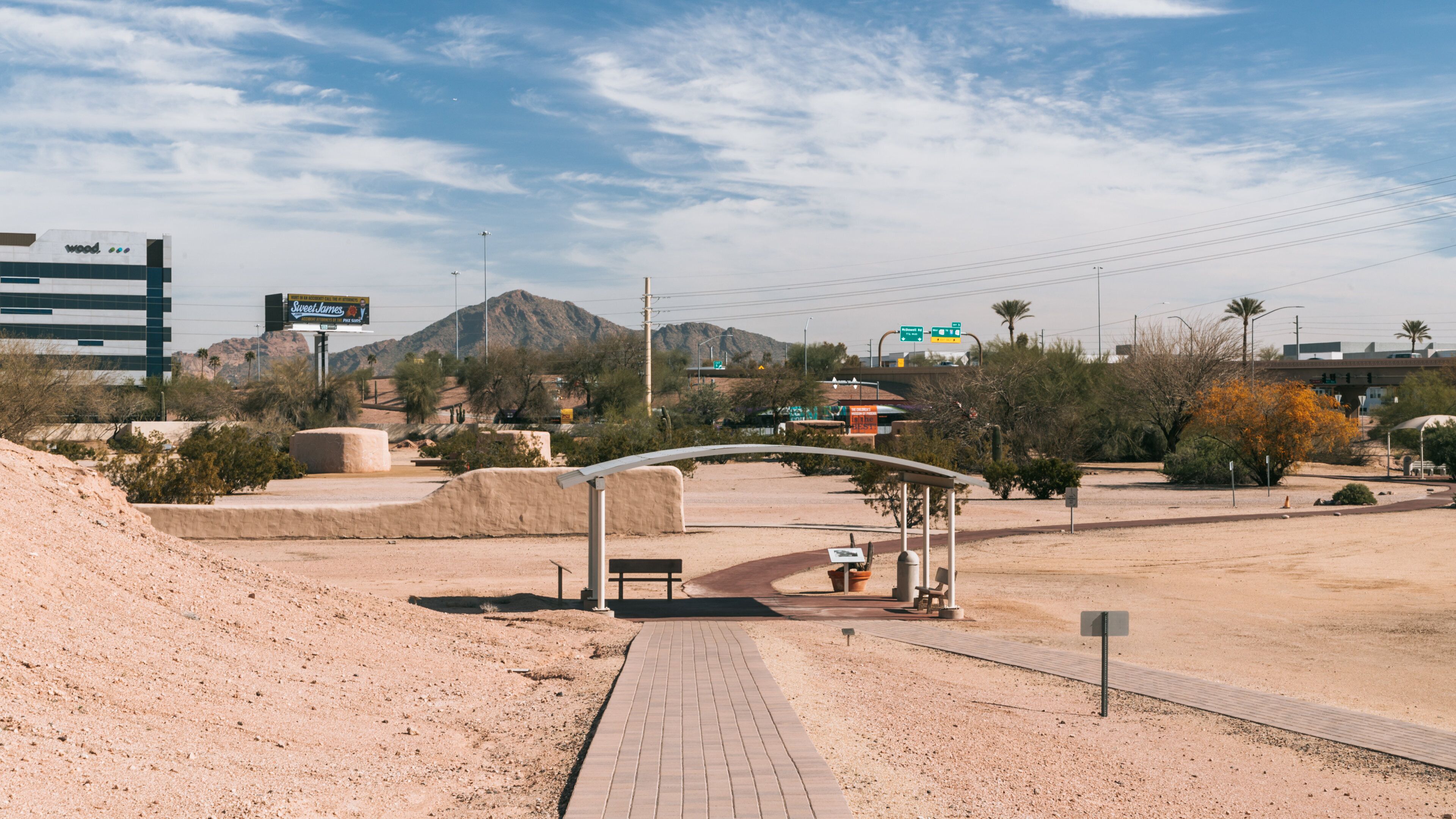 S\'edav Va\'aki Museum showing a garden and desert views