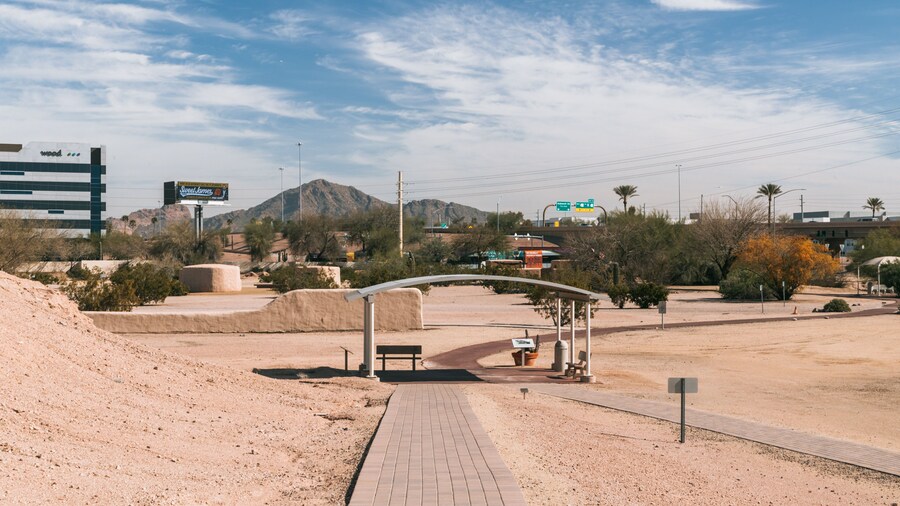 S\'edav Va\'aki Museum showing a garden and desert views