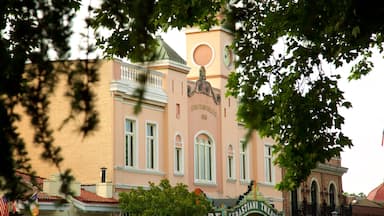 Sonoma Plaza showing heritage elements