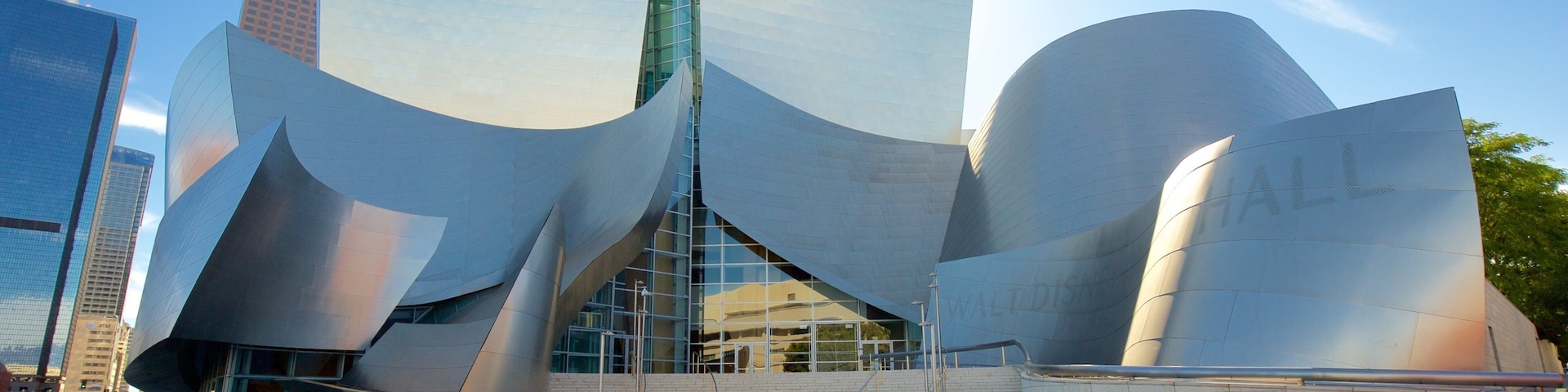Walt Disney Concert Hall que inclui uma cidade e arquitetura moderna