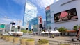 Estadio Staples Center que incluye arquitectura moderna, una ciudad y señalización