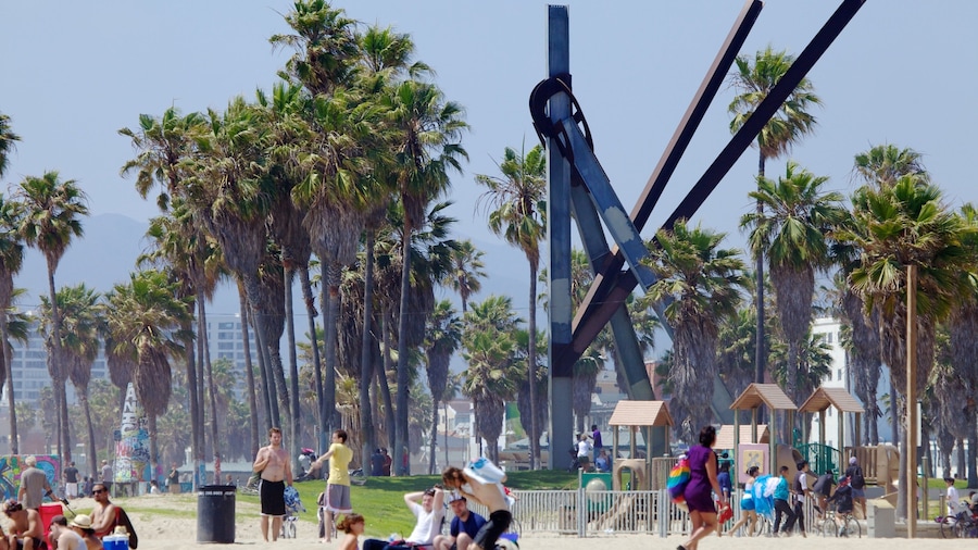 Venice Beach som inkluderar picknick och en stad såväl som en stor grupp av människor
