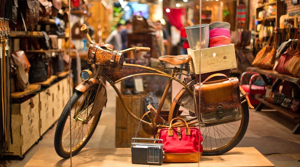 Venice Beach showing markets