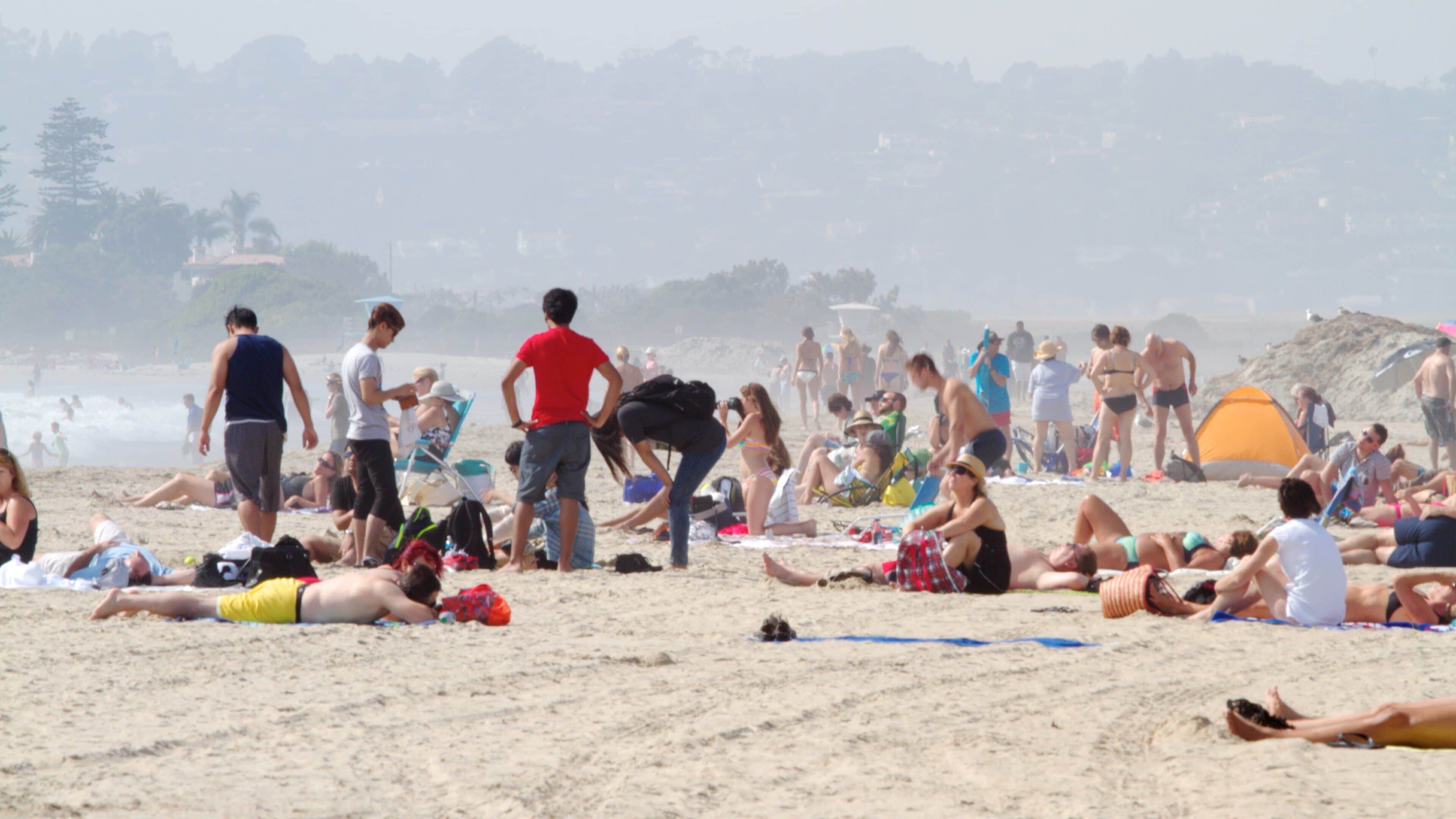 Coronado Beach qui includes plage de sable aussi bien que important groupe de personnes