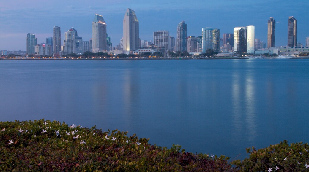 Coronado Beach som viser skyline, det centrale forretningsområde og en høj bygning