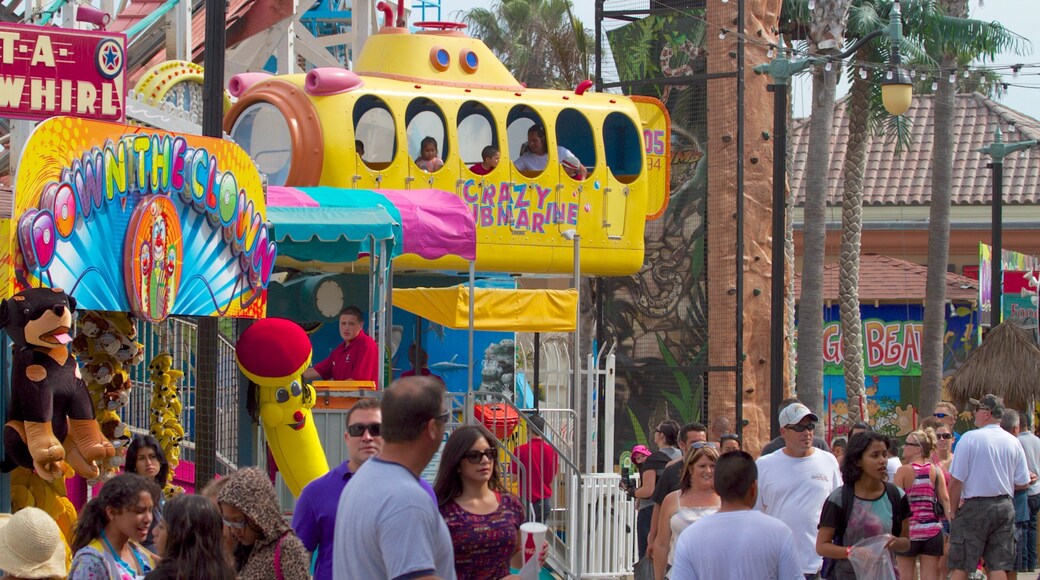 Belmont Park som inkluderer karusell, gatescener og by