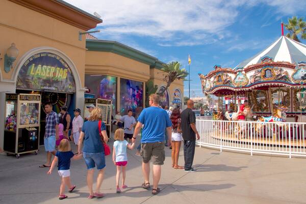 Belmont Park welches beinhaltet Park und Fahrten sowie Familie