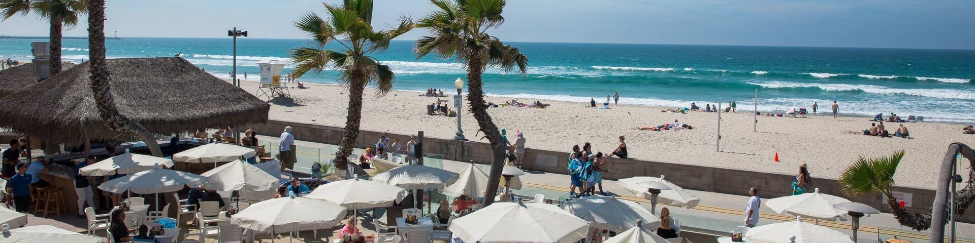 Belmont Park mit einem tropische Szenerien, Sandstrand und Luxushotel oder Resort